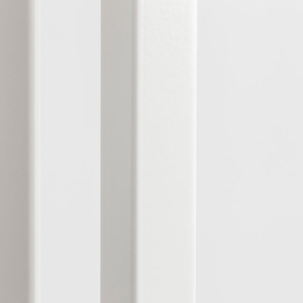 3本のアイアン脚がすらりと伸び立つフォルムが美しいトライポッド型のホワイト鉄脚に、ファニチャーリノリウムMushroomの天板を合わせたカフェテーブル（脚中部）