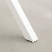 3本のアイアン脚がすらりと伸び立つフォルムが美しいトライポッド型のホワイト鉄脚に、ラバーウッドナチュラルの天板を合わせたカフェテーブル（脚下部）