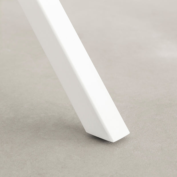 3本のアイアン脚がすらりと伸び立つフォルムが美しいトライポッド型のホワイト鉄脚に、ファニチャーリノリウムMauveの天板を合わせたカフェテーブル（脚下部）