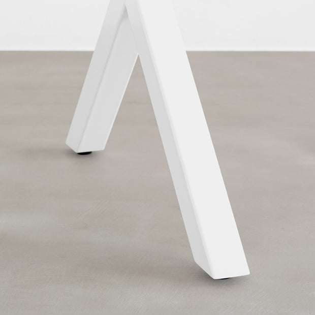 KANADEMONOのホワイトオーク天板にホワイトのXライン鉄脚を組み合わせたテーブル（脚2）