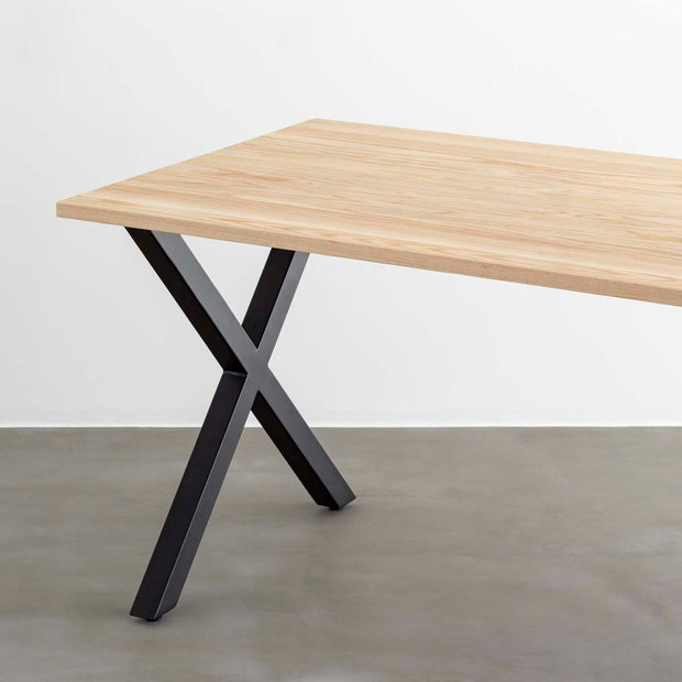 かなでもののホワイトアッシュ材とマットブラックのX型の鉄脚を組み合わせたシンプルモダンなテーブル4