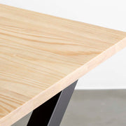 かなでもののホワイトアッシュ材とマットブラックのX型の鉄脚を組み合わせたシンプルモダンなテーブル3