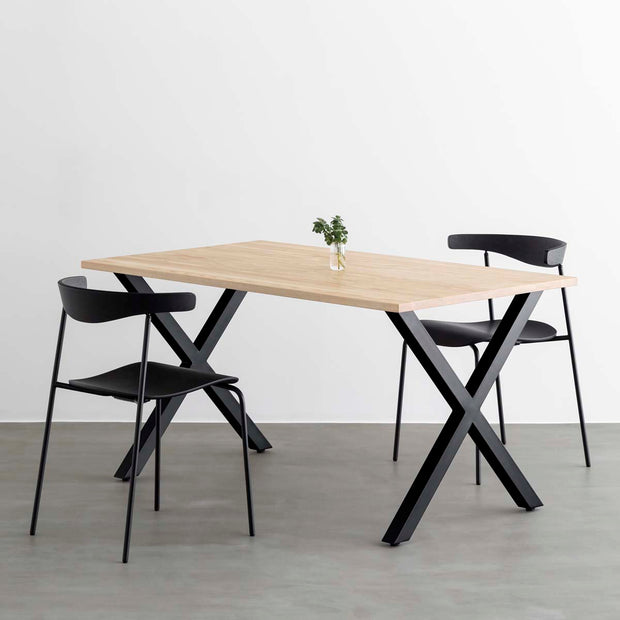 かなでもののホワイトアッシュ材とマットブラックのX型の鉄脚を組み合わせたシンプルモダンなテーブルと椅子1