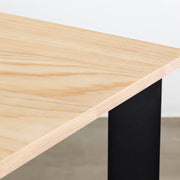 かなでもののホワイトアッシュ材とマットブラックのスラッシュスクエア鉄脚を組み合わせたシンプルモダンなテーブル2（天板）