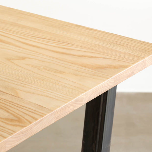 Kanademonoのホワイトアッシュ天板とマットクリア塗装仕上げのトラぺゾイド型鉄脚を組み合わせたテーブル（天板クローズ）