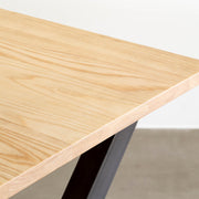 Kanademonoのホワイトアッシュ天板とマットクリア塗装仕上げのXラインの鉄脚を組み合わせたテーブル（天板クローズ）