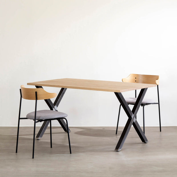 Kanademonoのホワイトアッシュ天板とマットクリア塗装仕上げのXラインの鉄脚を組み合わせたテーブル使用例1