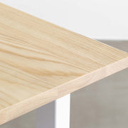 かなでもののホワイトアッシュ材とホワイトのスクエア鉄脚を組み合わせたシンプルモダンなテーブル（天板クローズ）