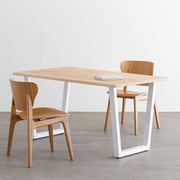 かなでもののホワイトアッシュ材とホワイトのトラペゾイド鉄脚を組み合わせたシンプルモダンなテーブルと椅子