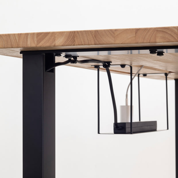 KanademonoのラバーウッドNatural天板にブラックの配線穴スクエア鉄脚を組み合わせたテーブル（使用例1）