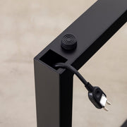 KanademonoのFENIXネイビー天板にブラックの配線孔付きスクエア鉄脚を合わせたテーブル（配線使用イメージ）