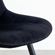 ブラックのベロア生地とステッチデザインが洗練された印象のチェア（座面アップ）