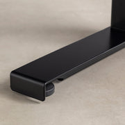 KANADEMONOのレッドオーク天板にブラックの電動昇降脚を組み合わせた、デザイン性も機能性もスマートなテーブル（アジャスター部分）