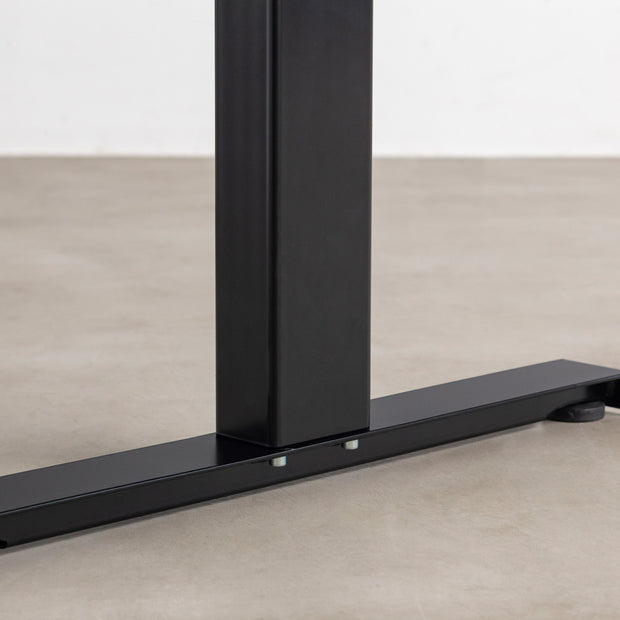 KANADEMONOのレッドオーク天板にブラックの電動昇降脚を組み合わせた、デザイン性も機能性もスマートなテーブル（脚）