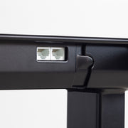 KANADEMONOのレッドオーク天板にブラックの電動昇降脚を組み合わせた、デザイン性も機能性もスマートなテーブル（ケーブル穴１）