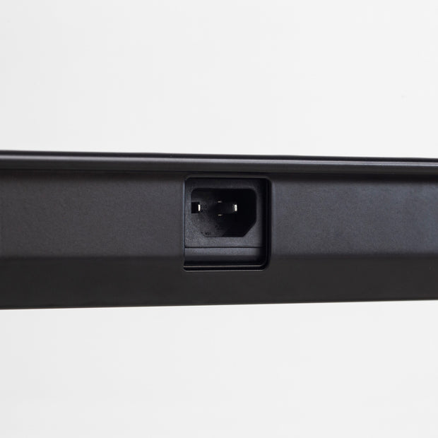 KANADEMONOのレッドオーク天板にブラックの電動昇降脚を組み合わせた、デザイン性も機能性もスマートなテーブル（ケーブル穴２）