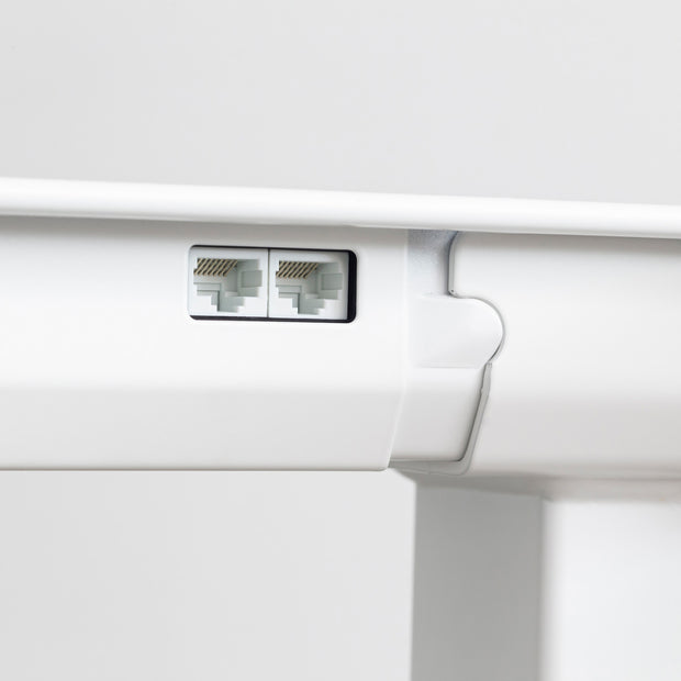 KANADEMONOのレッドオーク天板にホワイトの電動昇降脚を組み合わせた、デザイン性も機能性もスマートなテーブル（ケーブル穴１）