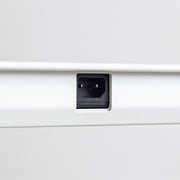 KANADEMONOのレッドオーク天板にホワイトの電動昇降脚を組み合わせた、デザイン性も機能性もスマートなテーブル（ケーブル穴２）