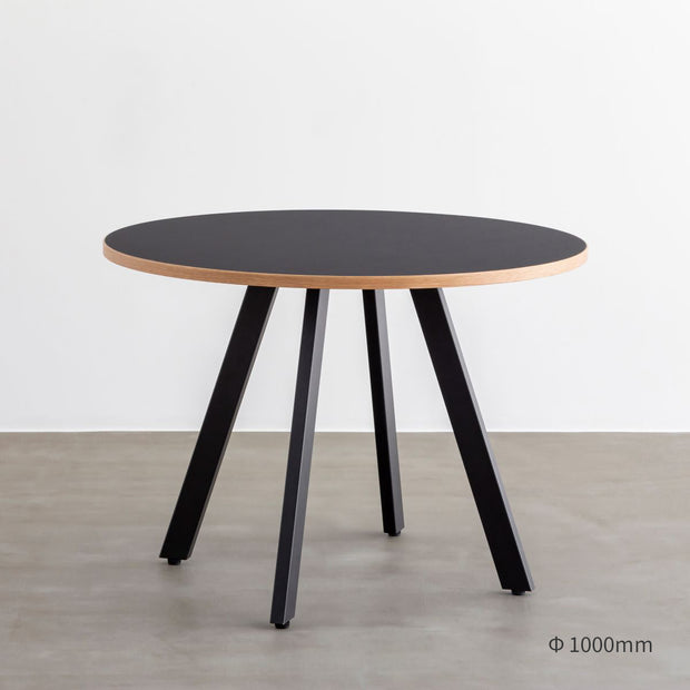 かなでもののファニチャーリノリウムの天板Nero（φ100）とマットブラックの4pinアイアン脚を組み合わせたすっきりとしたデザインのカフェテーブル1