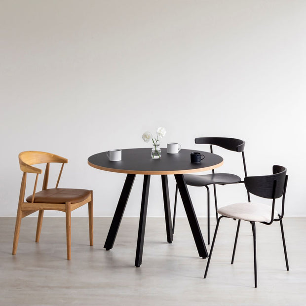 かなでもののファニチャーリノリウムの天板Nero（φ100）とマットブラックの4pinアイアン脚を組み合わせたすっきりとしたデザインのカフェテーブルと椅子1