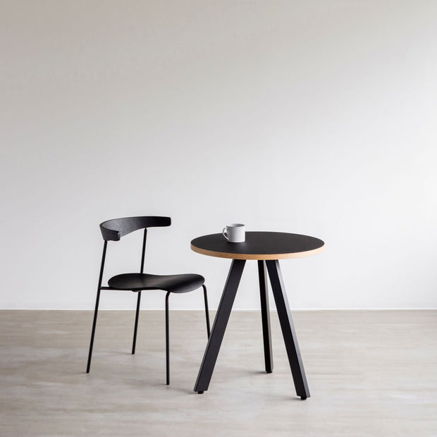かなでもののファニチャーリノリウムNeroの天板とマットブラックの3pinアイアン脚を組み合わせたすっきりとしたデザインのカフェテーブルと椅子