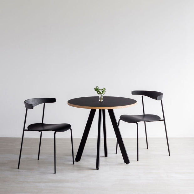 かなでもののファニチャーリノリウムの天板Neroとマットブラックの4pinアイアン脚を組み合わせたすっきりとしたデザインのカフェテーブルと椅子