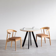 かなでもののファニチャーリノリウムの天板Mushroomとマットブラックの4pinアイアン脚を組み合わせたすっきりとしたデザインのカフェテーブルと椅子2