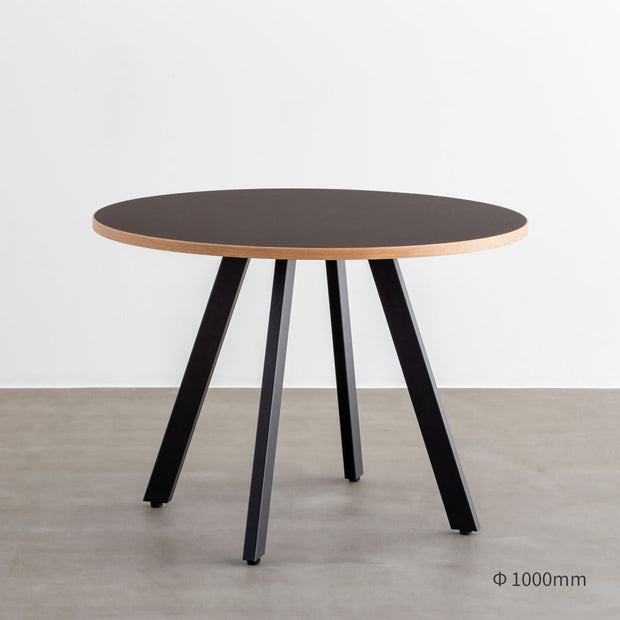 かなでもののファニチャーリノリウムの天板Mauve（φ100）とマットブラックの4pinアイアン脚を組み合わせたすっきりとしたデザインのカフェテーブル