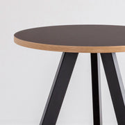 かなでもののファニチャーリノリウムMauveの天板とマットブラックの3pinアイアン脚を組み合わせたすっきりとしたデザインのカフェテーブル（天板と脚）