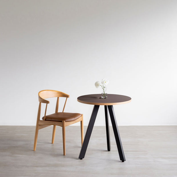 かなでもののファニチャーリノリウムMauveの天板とマットブラックの3pinアイアン脚を組み合わせたすっきりとしたデザインのカフェテーブルと椅子