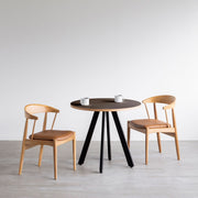 かなでもののファニチャーリノリウムの天板Mauveとマットブラックの4pinアイアン脚を組み合わせたすっきりとしたデザインのカフェテーブルと椅子