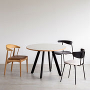 かなでもののファニチャーリノリウムの天板Mushroom（φ100）とマットブラックの4pinアイアン脚を組み合わせたすっきりとしたデザインのカフェテーブルと椅子