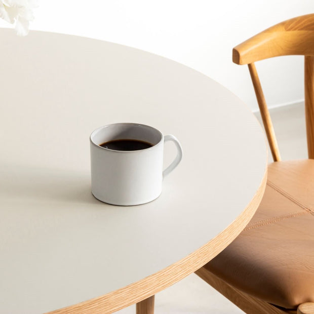 かなでもののファニチャーリノリウムMushroomの天板とマットブラックの3pinアイアン脚を組み合わせたすっきりとしたデザインのカフェテーブル（使用例）