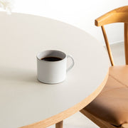Kanademonoリノリウム・Mushroomのラウンド天板と三角のチューブが華やかなアイアン脚3本を組み合わせたカフェテーブルの使用例2