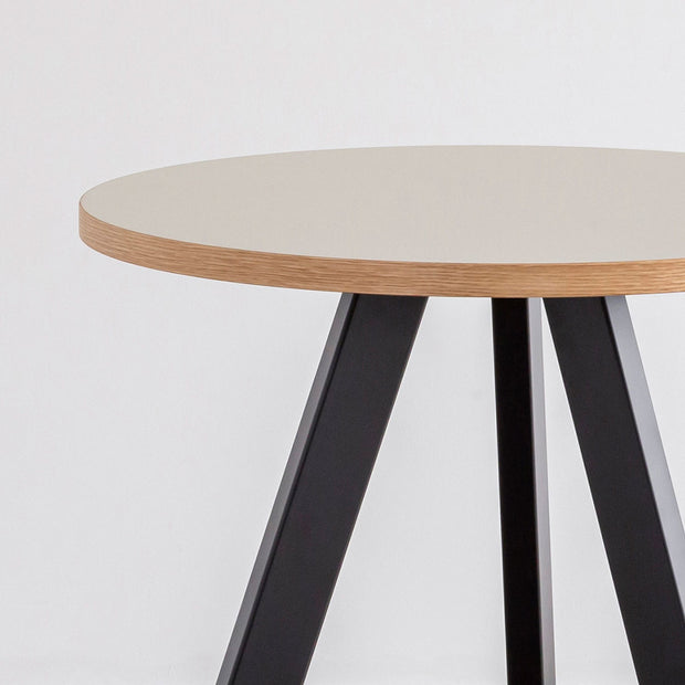 かなでもののファニチャーリノリウムMushroomの天板とマットブラックの3pinアイアン脚を組み合わせたすっきりとしたデザインのカフェテーブル（天板と脚）