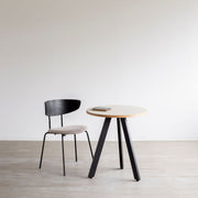 かなでもののファニチャーリノリウムMushroomの天板とマットブラックの3pinアイアン脚を組み合わせたすっきりとしたデザインのカフェテーブルと椅子