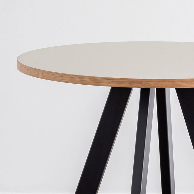 かなでもののファニチャーリノリウムの天板Mushroomとマットブラックの4pinアイアン脚を組み合わせたすっきりとしたデザインのカフェテーブル（天板と脚）