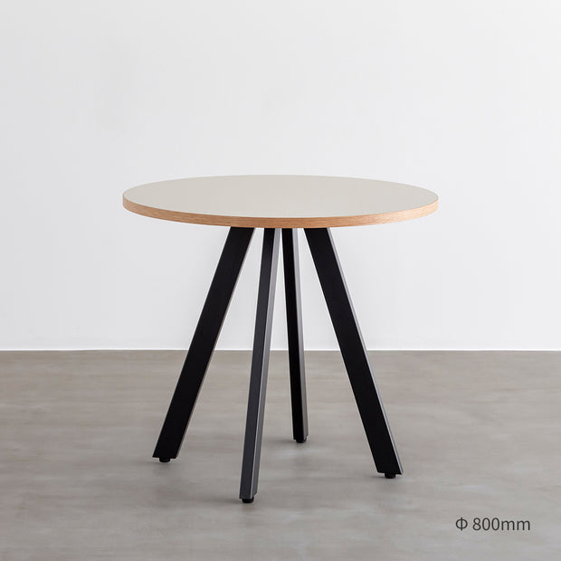 かなでもののファニチャーリノリウムの天板Mushroomとマットブラックの4pinアイアン脚を組み合わせたすっきりとしたデザインのカフェテーブル