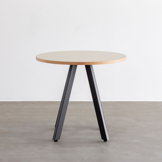 かなでもののファニチャーリノリウムの天板Mushroomとマットブラックの4pinアイアン脚を組み合わせたすっきりとしたデザインのカフェテーブル2