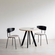 かなでもののファニチャーリノリウムの天板Mushroomとマットブラックの4pinアイアン脚を組み合わせたすっきりとしたデザインのカフェテーブルと椅子