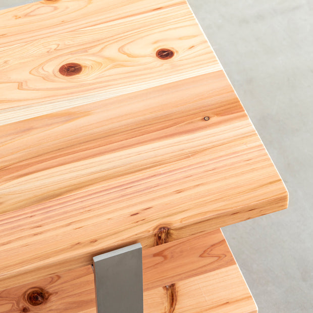 KANADEMONOの杉無垢天板にステンレス脚を組み合わせたTVボード/ローテーブル（天板角）