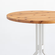 3本のアイアン脚がすらりと伸び立つフォルムが美しいトライポッド型のホワイト鉄脚に、杉無垢材の天板を合わせたカフェテーブル（天板と脚）