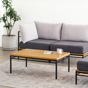 オーク天然木＋ブラックアイアンのシンプルなデザインが洗練された印象のセンターテーブル・Mサイズ（同シリーズのソファとのコーディネートイメージ）