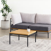 オーク天然木＋ブラックアイアンのシンプルなデザインが洗練された印象のセンターテーブル・Sサイズ（同シリーズのソファとのコーディネートイメージ）