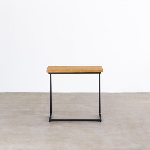オーク天然木＋ブラックアイアンのシンプルなデザインが洗練された印象のサイドテーブル（正面）