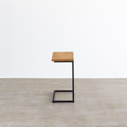 オーク天然木＋ブラックアイアンのシンプルなデザインが洗練された印象のサイドテーブル（側面）