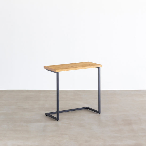 オーク天然木＋ブラックアイアンのシンプルなデザインが洗練された印象のサイドテーブル（背面）