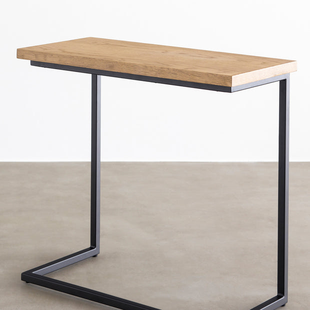 オーク天然木＋ブラックアイアンのシンプルなデザインが洗練された印象のサイドテーブル２