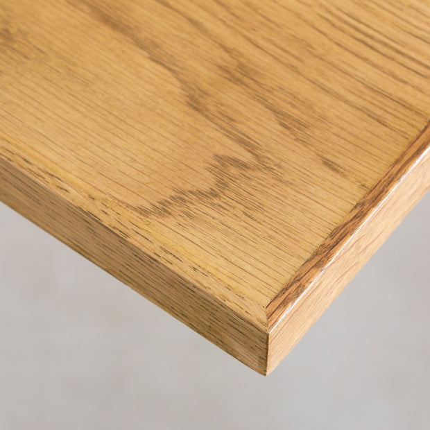 オーク天然木＋ブラックアイアンのシンプルなデザインが洗練された印象のサイドテーブル（オーク天板）