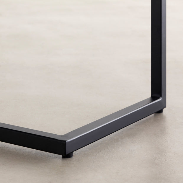 オーク天然木＋ブラックアイアンのシンプルなデザインが洗練された印象のサイドテーブル（床接地面）